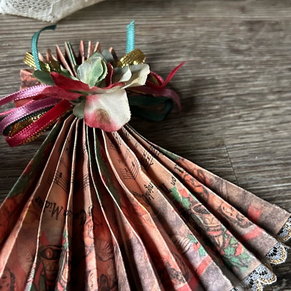 Angels and scroll holiday decor - Picture 8 of 17